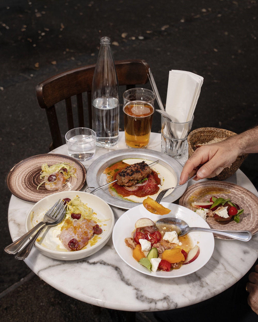Chez Les Rigoles, la cuisine appelle le vin qui appelle la cuisine. Les quilles s’enivrent de vins vivants, un récit de la vigne à la cave