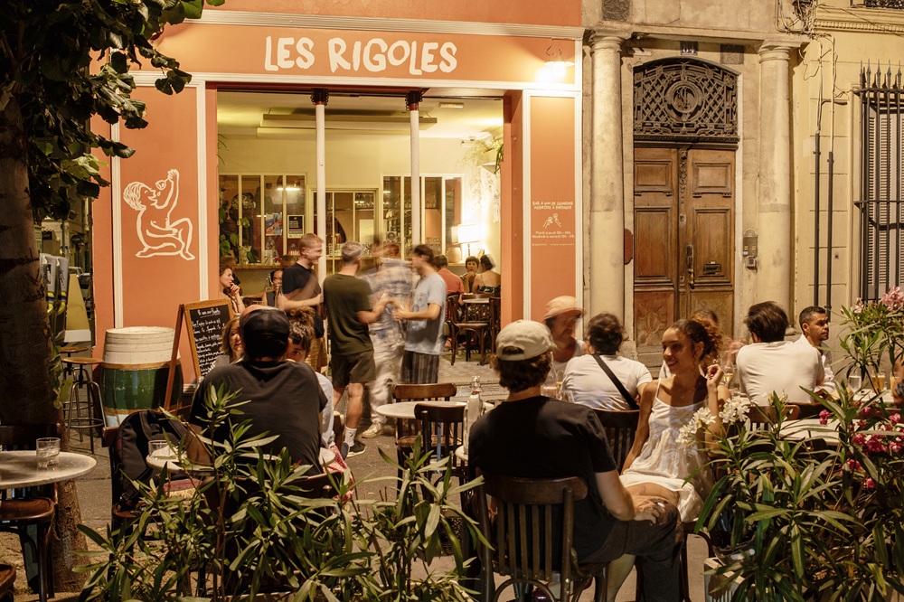 Chez Les Rigoles, la cuisine appelle le vin qui appelle la cuisine. Les quilles s’enivrent de vins vivants, un récit de la vigne à la cave