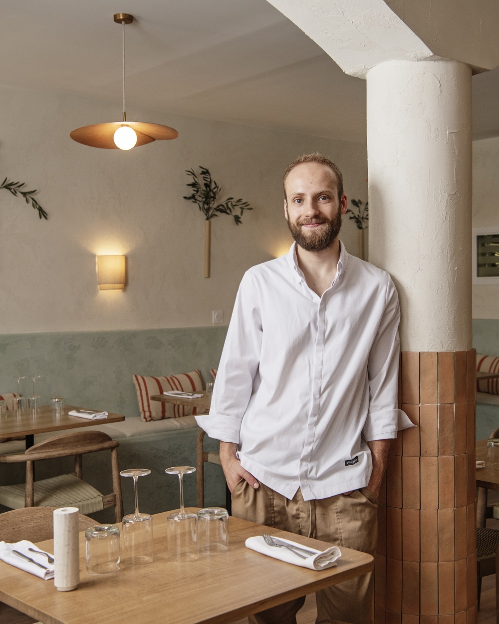 Son restaurant chante les Saisons, l’Artisanat, le Goût et l’Emotion. Loris de Vaucelles a posé ses valises à Marseille, " une ville sincère au caractère franc et direct "