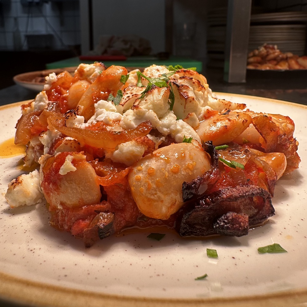 Restaurant grec traditionnel, Koutouki remplit le cahier des charges des grillades au charbon et des plats de famille