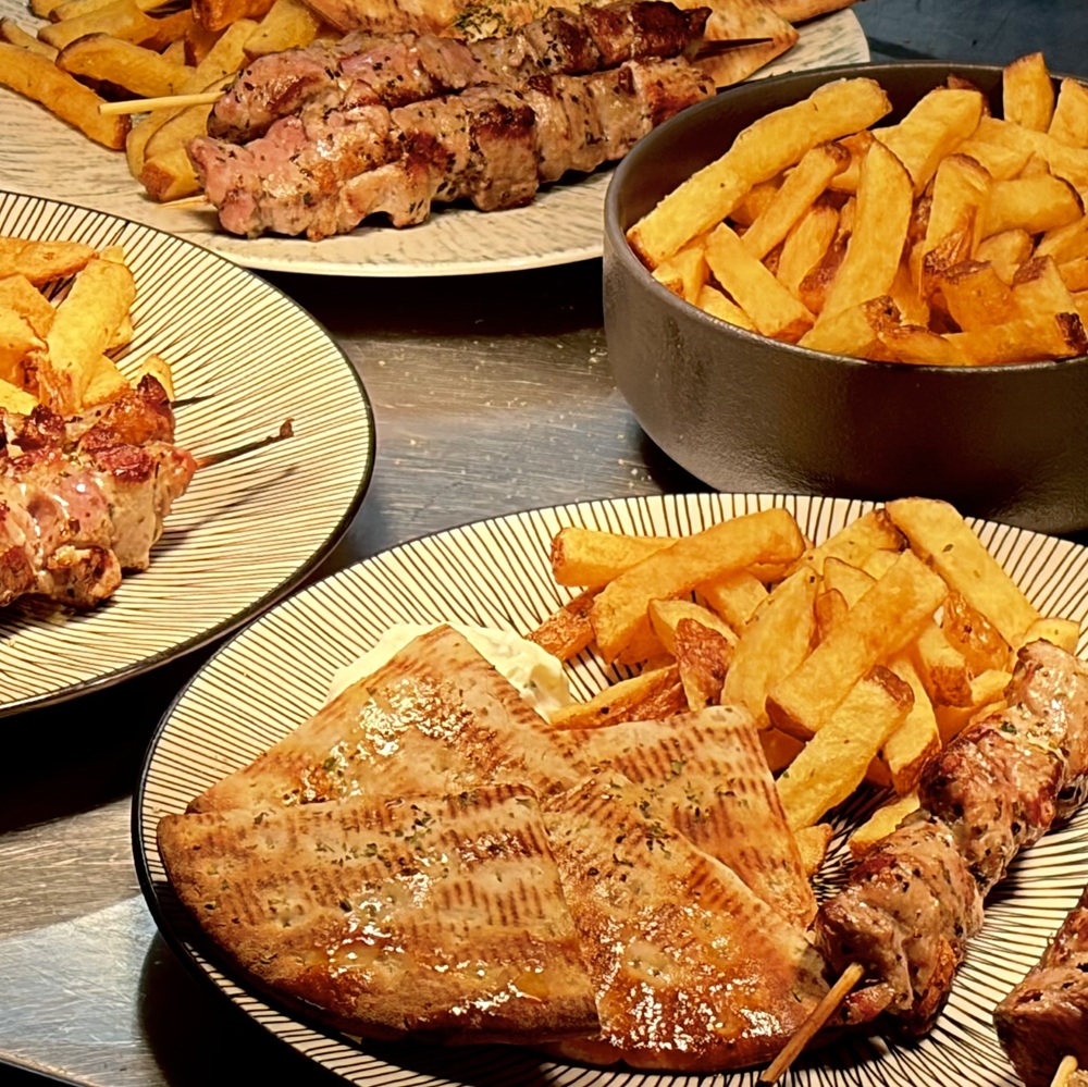 Restaurant grec traditionnel, Koutouki remplit le cahier des charges des grillades au charbon et des plats de famille