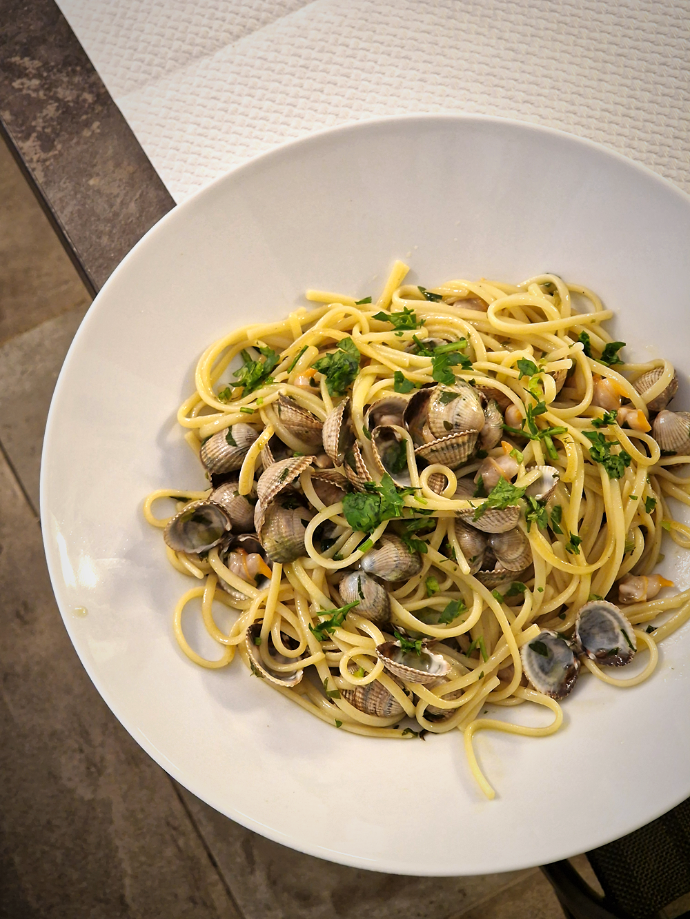 Bistrot N°2 , bistrot à vocation marine à Marseille quartier Cinq Avenues. Pâtes aux clovisses