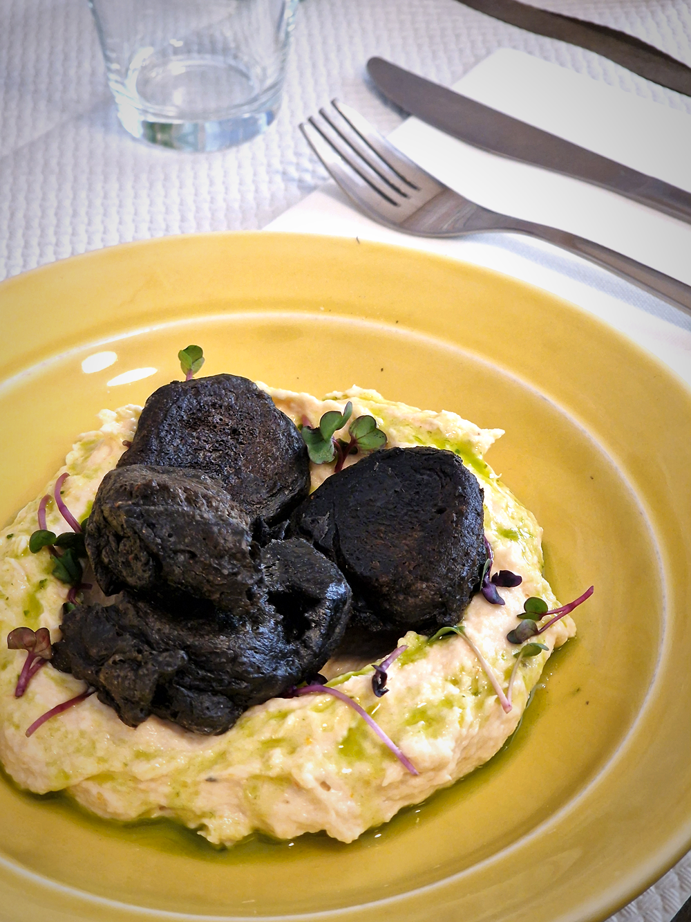 Bistrot N°2 , bistrot à vocation marine à Marseille quartier Cinq Avenues. Tartare de haddock et blinis noirs