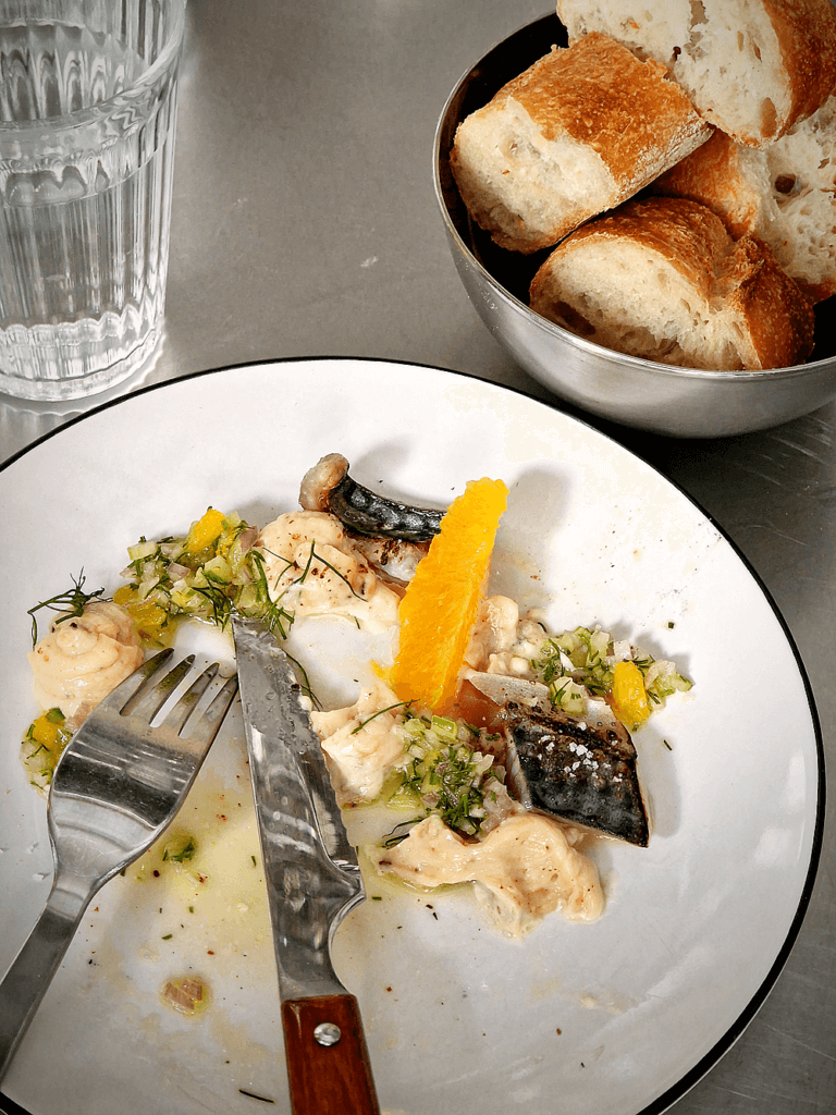 Jacqueline, bistrot marseillais à l'angle des rues Edmond-Rostand et St-Jacques : cuisine de marché créative, vins propres et ambiance zinc contemporain