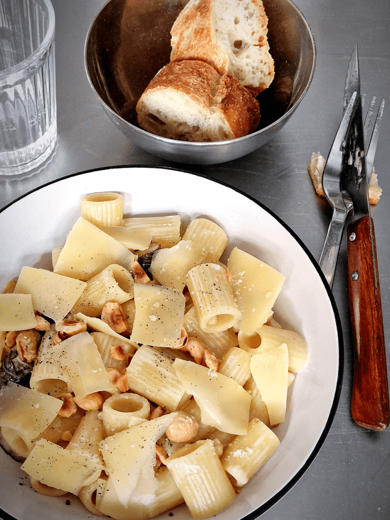Jacqueline, bistrot marseillais à l'angle des rues Edmond-Rostand et Saint-Jacques 