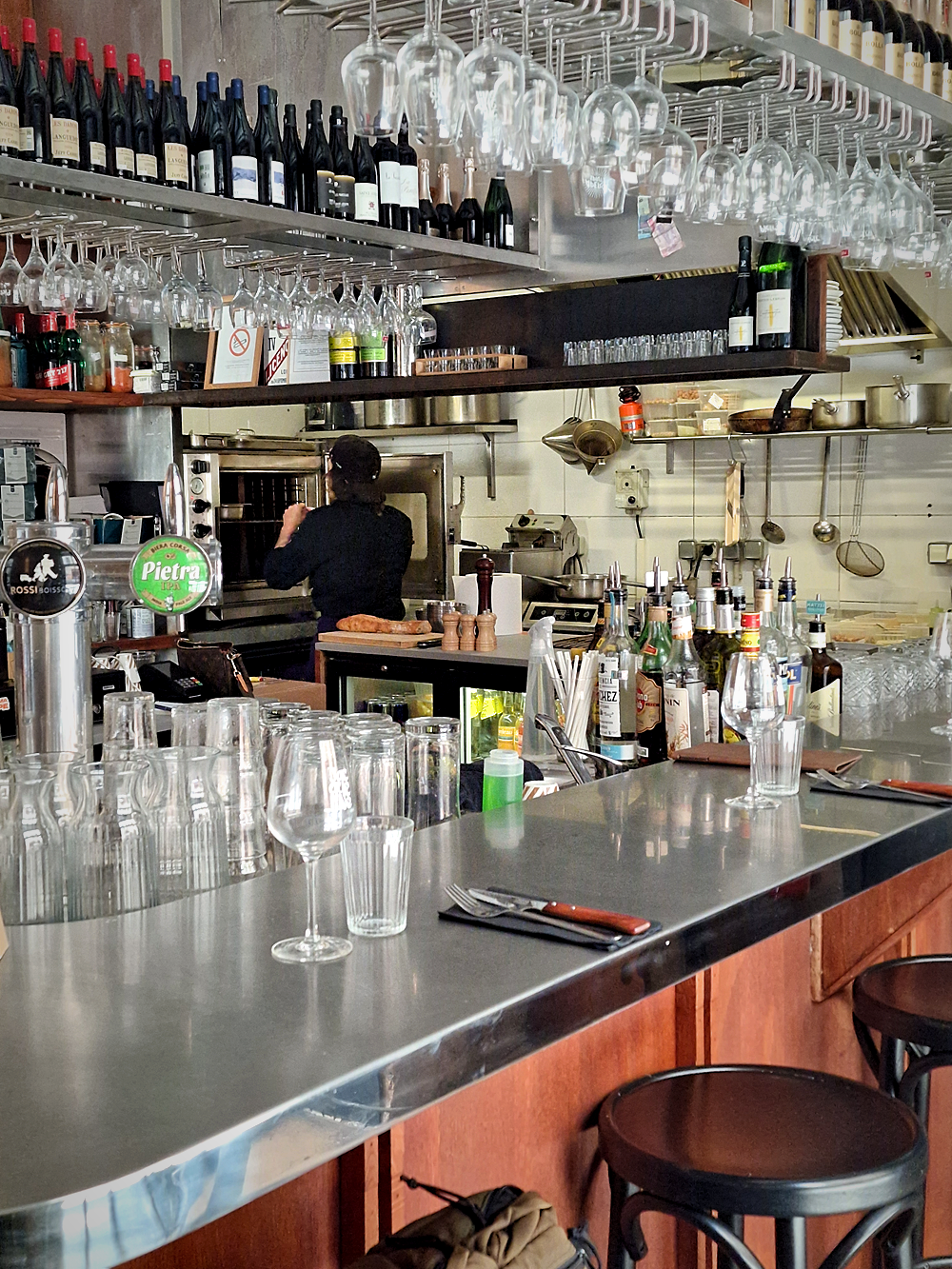 Jacqueline, bistrot marseillais à l'angle des rues Edmond-Rostand et St-Jacques : cuisine de marché créative, vins propres et ambiance zinc contemporain