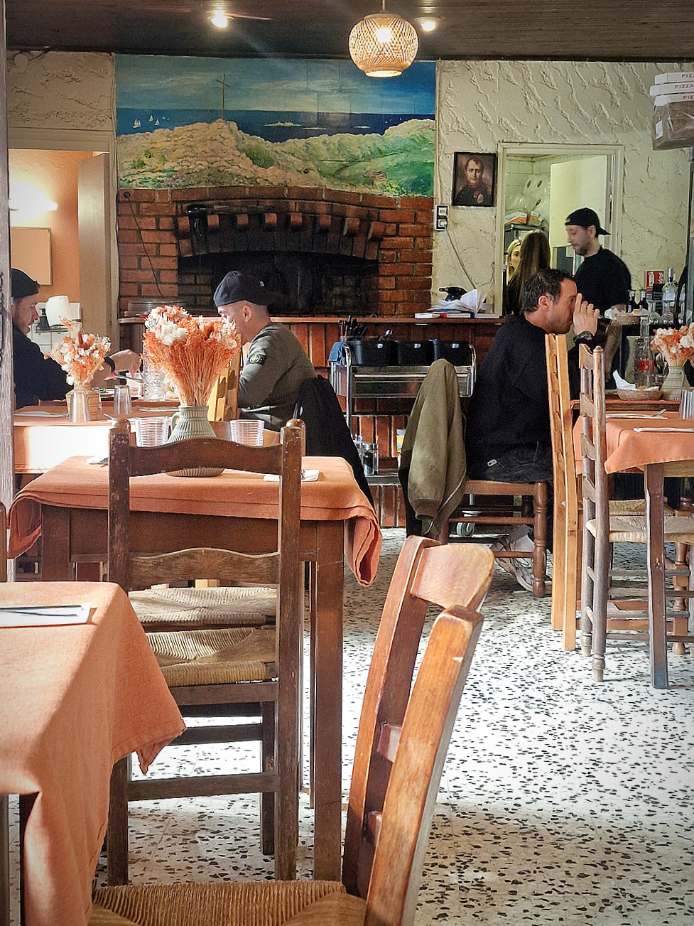 Institution marseillaise depuis la Révolution, Le Lapin Blanc c'est un bar qui plaît pour son accueil chaleureux et sa cuisine de famille. Formule à 18,90 €.