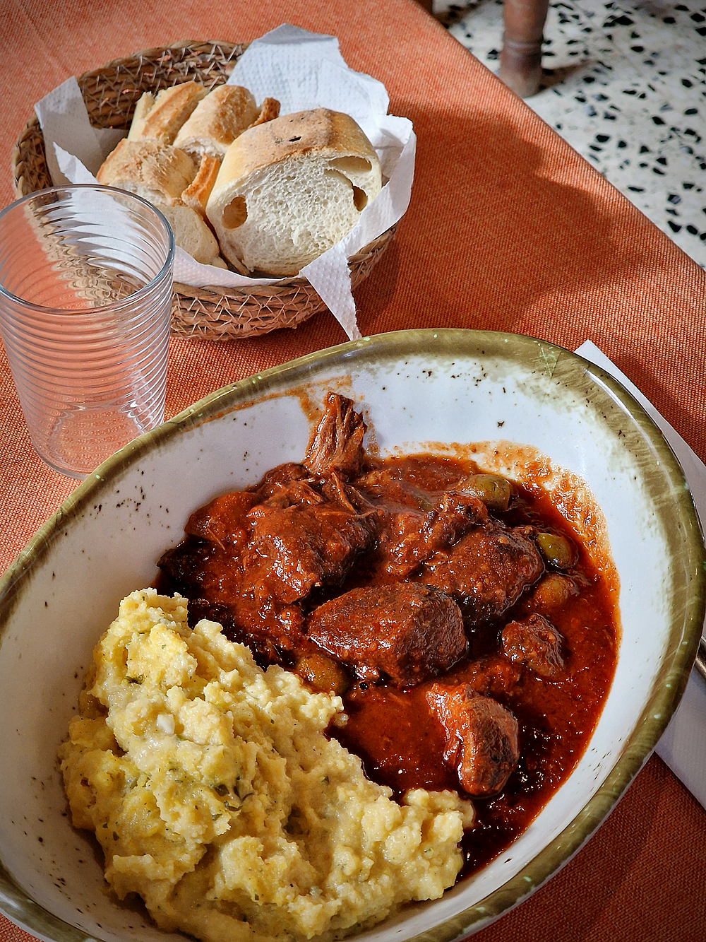 Institution marseillaise depuis la Révolution, Le Lapin Blanc c'est un bar qui plaît pour son accueil chaleureux et sa cuisine de famille