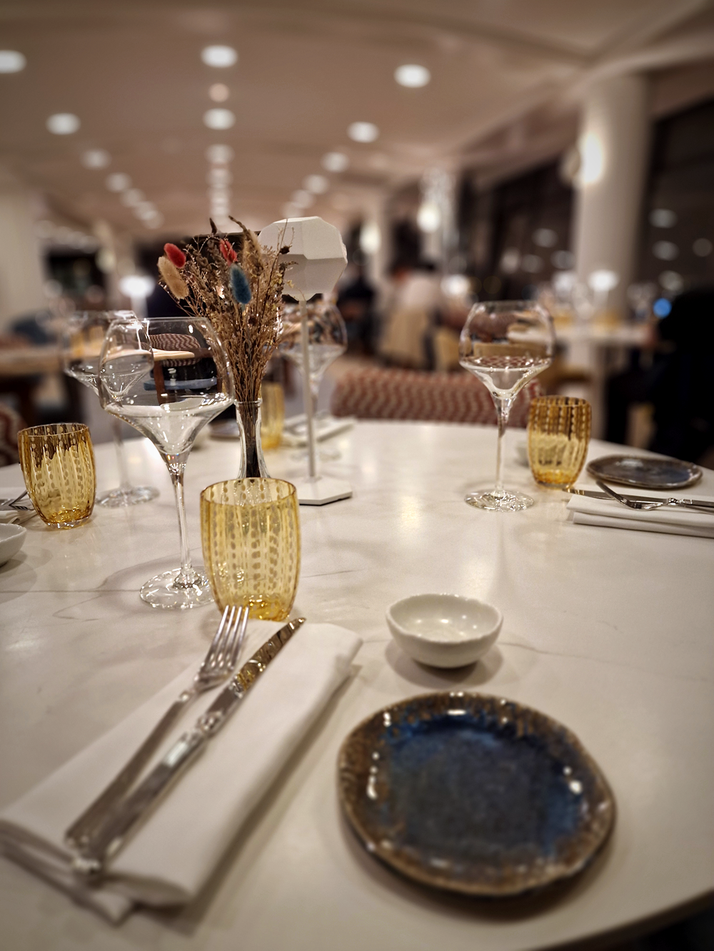 Dîner suspendu au Sofitel Trois Forts : vue spectaculaire, cuisine provençale créative du chef Sylvain Touati à la carte. Une soirée à part