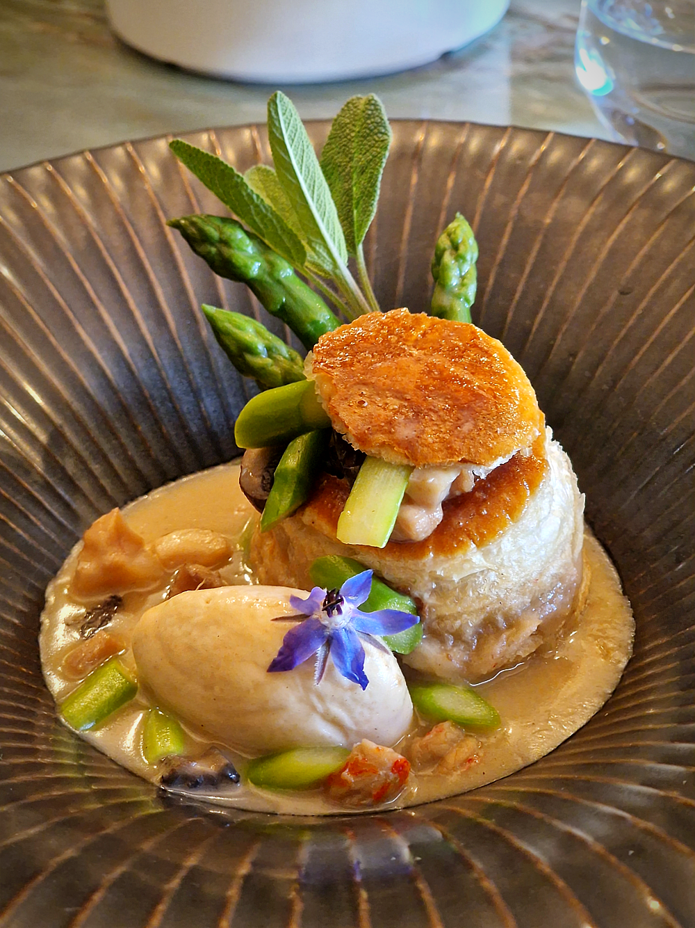 Au restaurant le Jas à La Roque d'Anthéron, Emeric Corbon sert des bouchées à la reine aux moreilles et crêtes de coq
