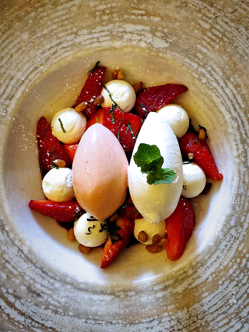 Au restaurant le Jas à La Roque d'Anthéron, un dessert aux premières fraises