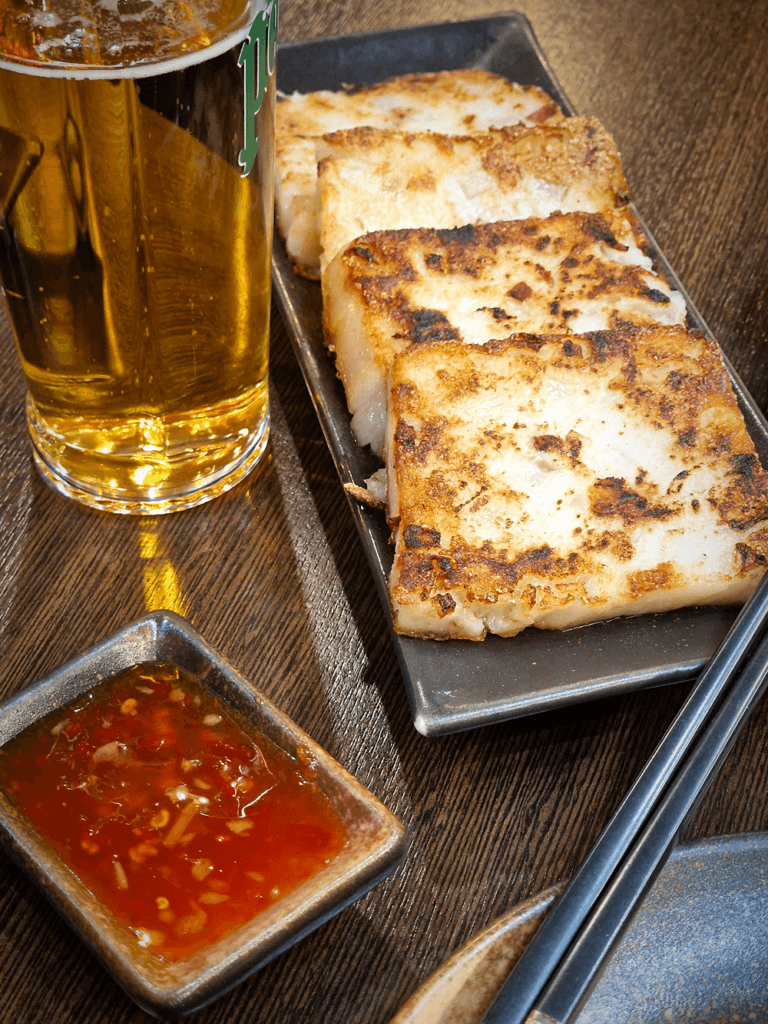 Chez Y A un resto à Marseille, cuisine chinoise authentique, sans folklore : rouleaux de riz, crevettes poivre-sel et spécialités rares à découvrir absolument.