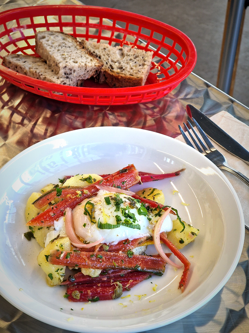 Ivresse investit le Frac Sud avec une cuisine fraîche et végétale. Une cantine à découvrir