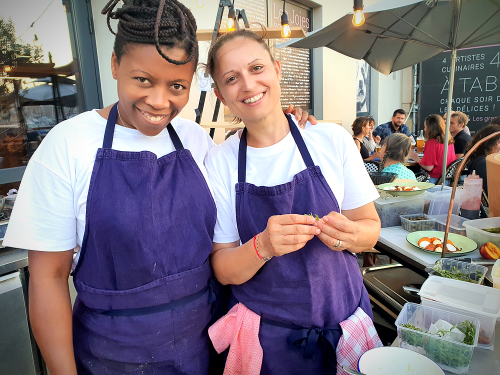 Les Grandes Tables de la Friche à Marseille sur le parvis de la Criée