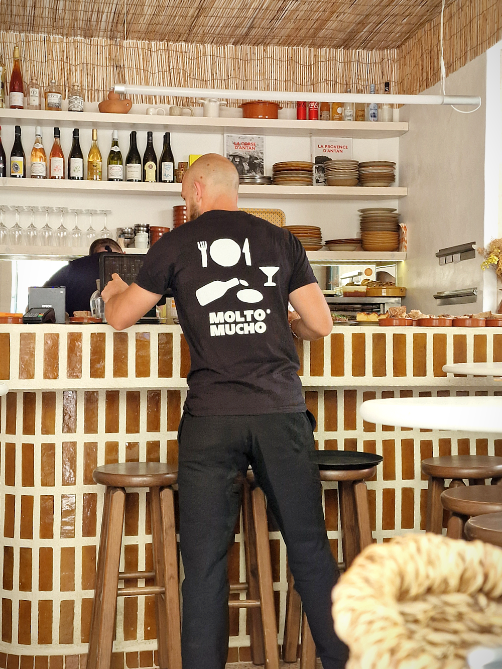 Molto Mucho, c'est un comptoir de terroir sincère : produits de la ferme familiale, huile d’olive et cuisine paysanne de caractère. C'est à La Ciotat