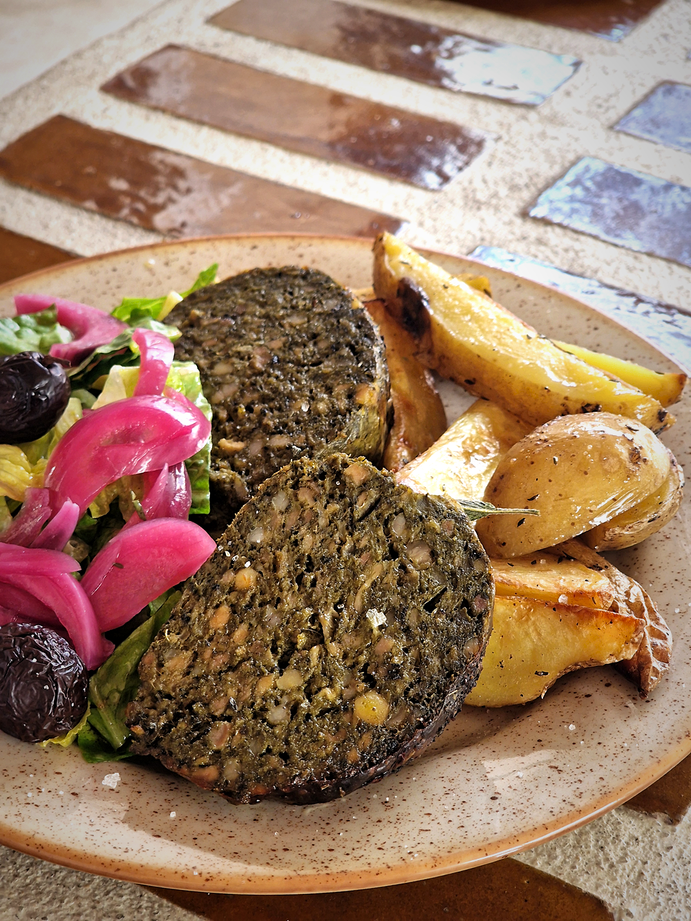 Molto Mucho, c'est un comptoir de terroir sincère : produits de la ferme familiale, huile d’olive et cuisine paysanne de caractère. C'est à La Ciotat