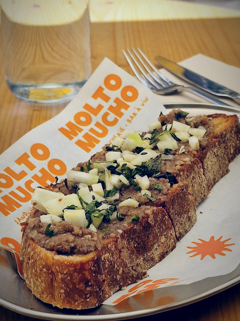 Molto Mucho, c'est un comptoir de terroir sincère : produits de la ferme familiale, huile d’olive et cuisine paysanne de caractère. C'est à La Ciotat