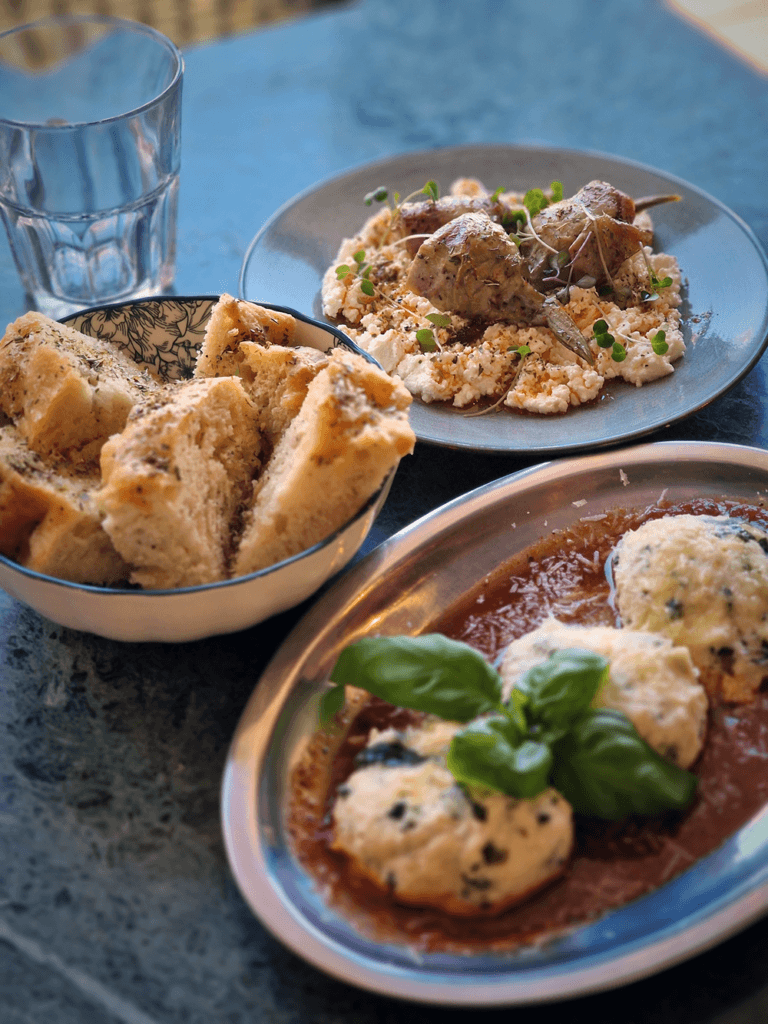 Chez Polpette, Stella signe une cuisine de maman, solaire, entre Marseille et Italie : polpette, pinsa et sauces mijotées au pied de St-Victor