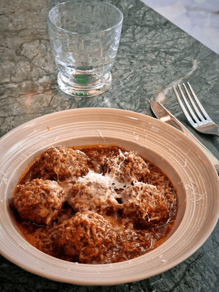 Chez Polpette, Stella signe une cuisine de maman, solaire, entre Marseille et Italie : polpette, pinsa et sauces mijotées au pied de St-Victor