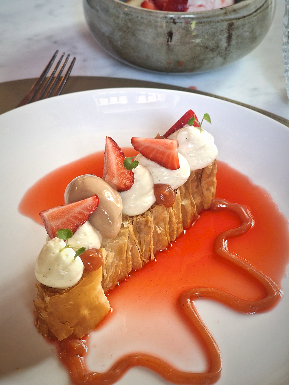 Au Café de la Magdeleine à Gémenos, Mathias Dandine réinvente le bistrot gastronomique : millefeuille fraises-rhubarbe