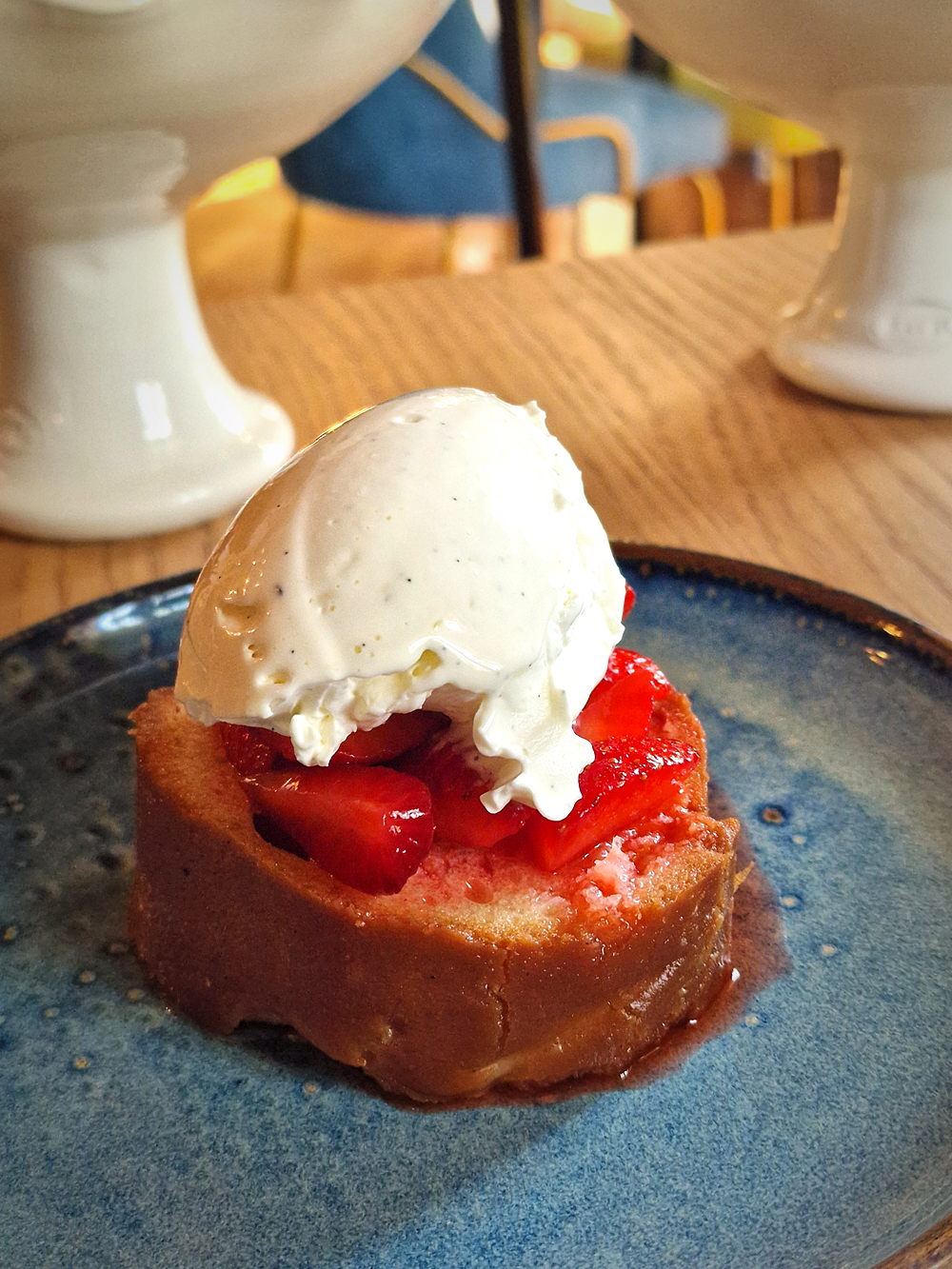 Au Café de la Magdeleine à Gémenos, Mathias Dandine réinvente le bistrot gastronomique : savarin fraise