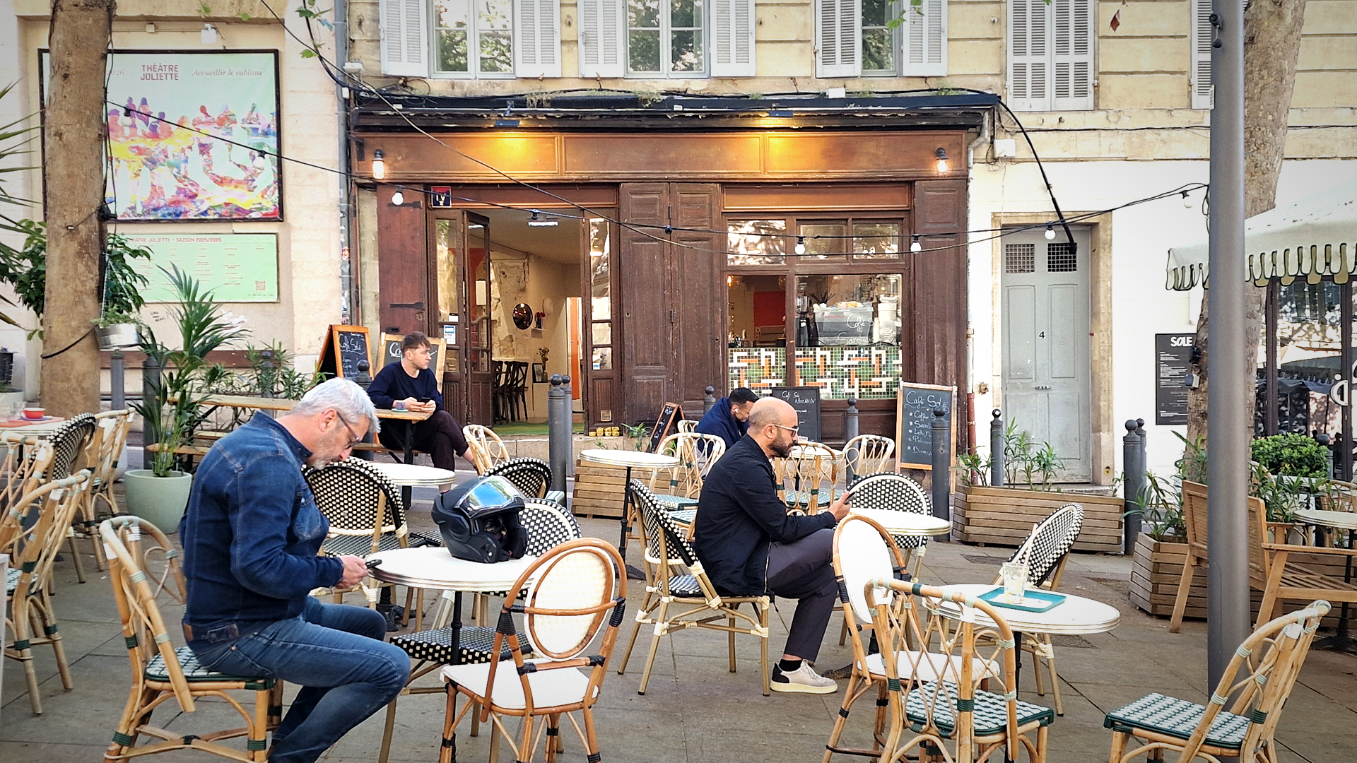 Café Sole : sandwiches signature, coffee et douceurs place de Lenche