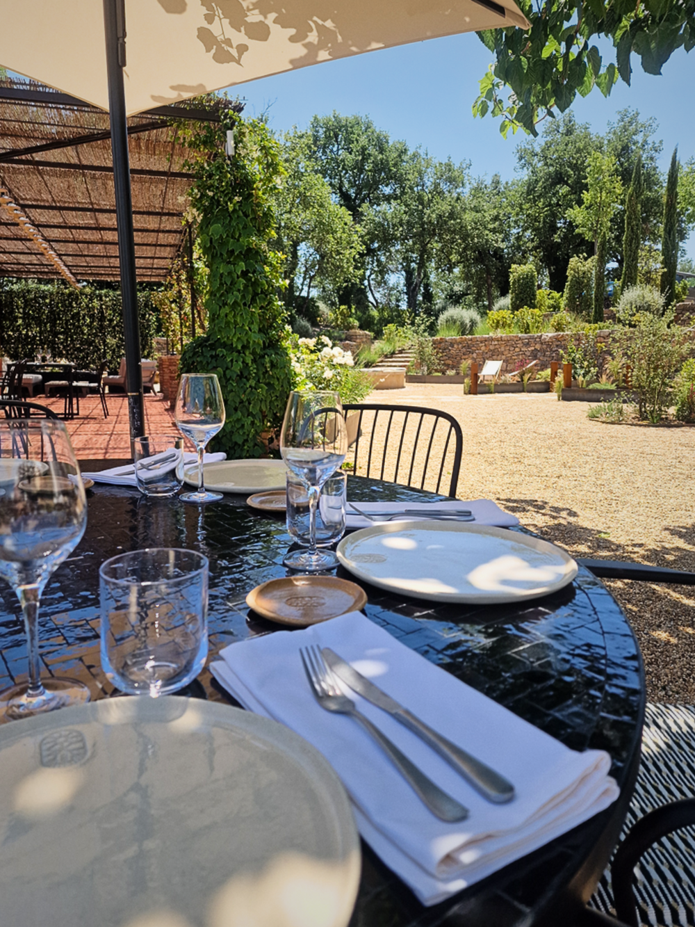 La Table de Blacailloux à Tourves : une cuisine locale, des produits locaux, des vins bio et une terrasse au cœur d’un domaine varois superbe