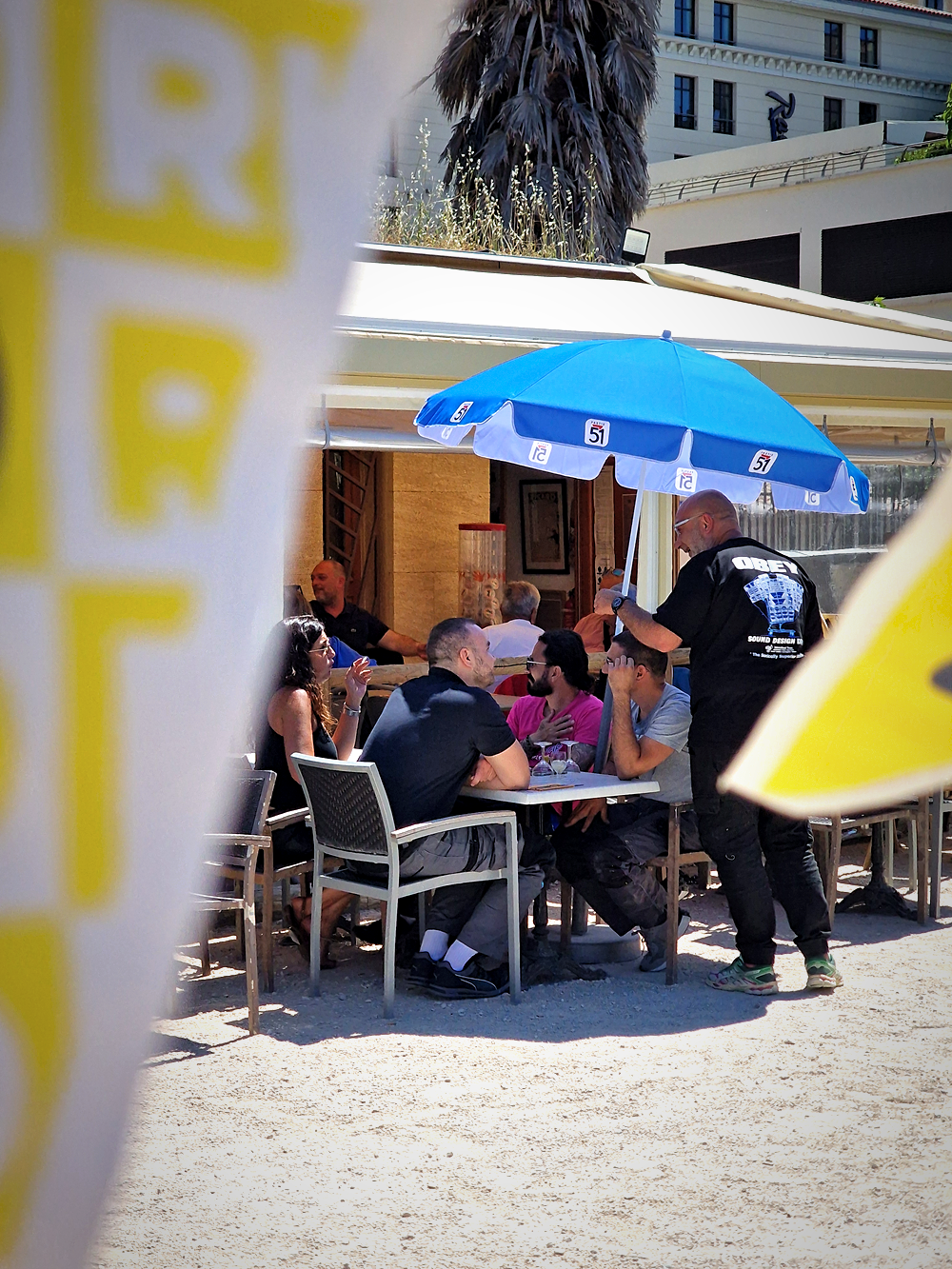 Un déjeuner chez les Boulomanes du Carénage face au Vieux-Port : merveilleuse cuisine de bar de quartier au paradis, à l'ombre des mûriers