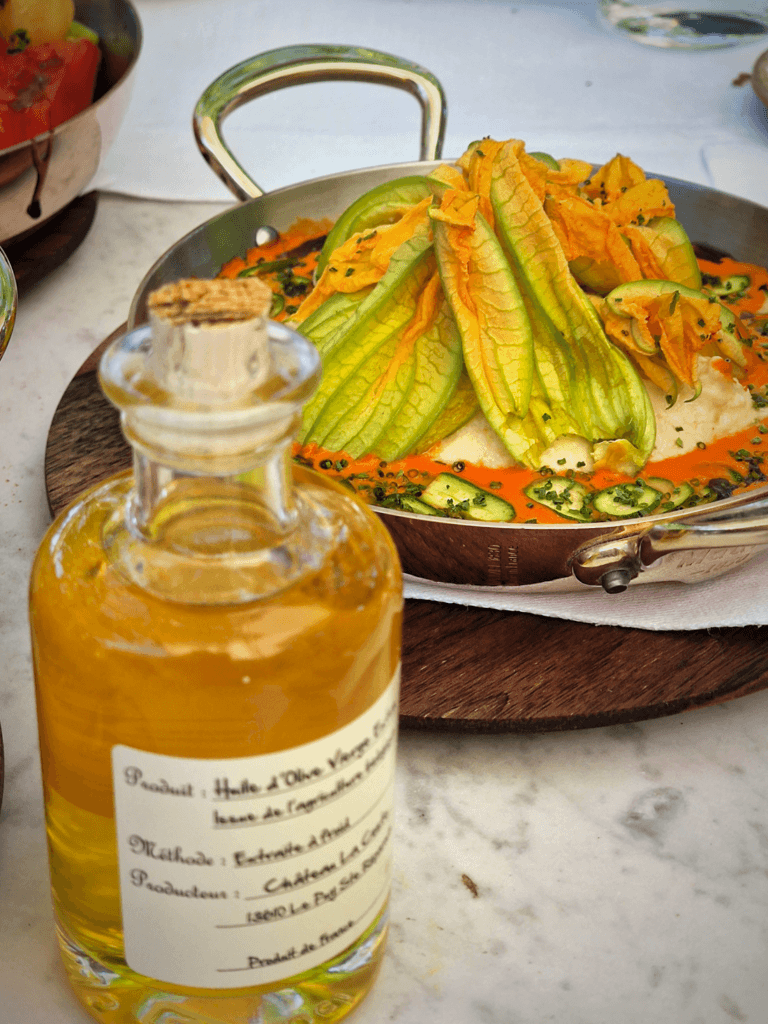 Aux Jardins de la Villa La Coste, Florent Pietravalle célèbre une Provence radieuse : fleurs de courgettes farcies à la brandade