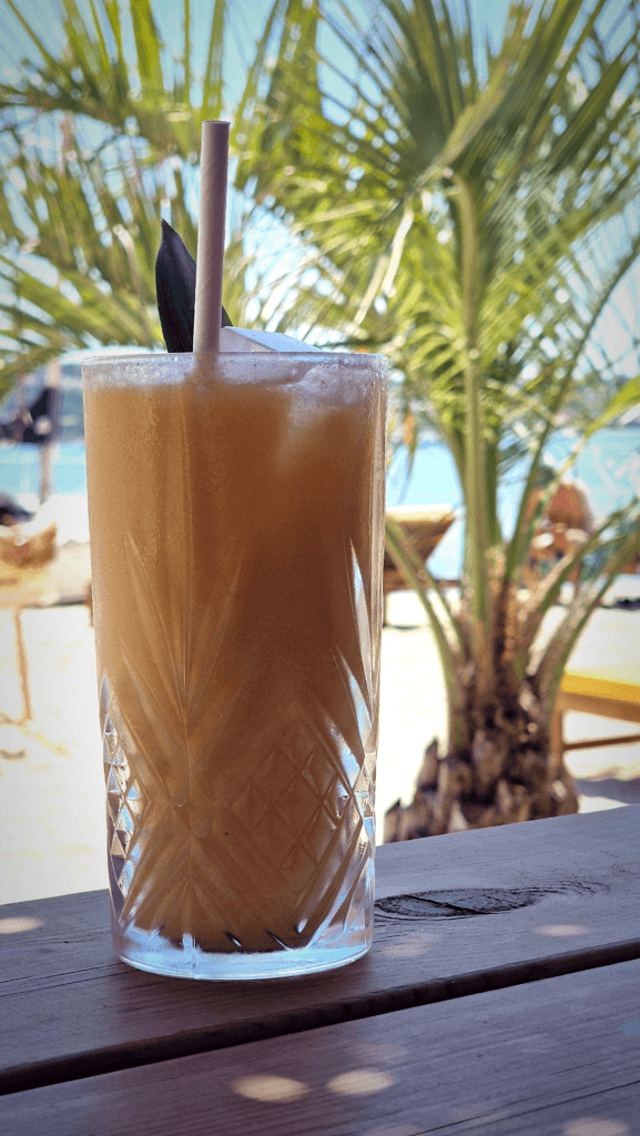 À Bandol, Monsieur Poulpe cartonne avec sa plage privée, ses cocktails frais