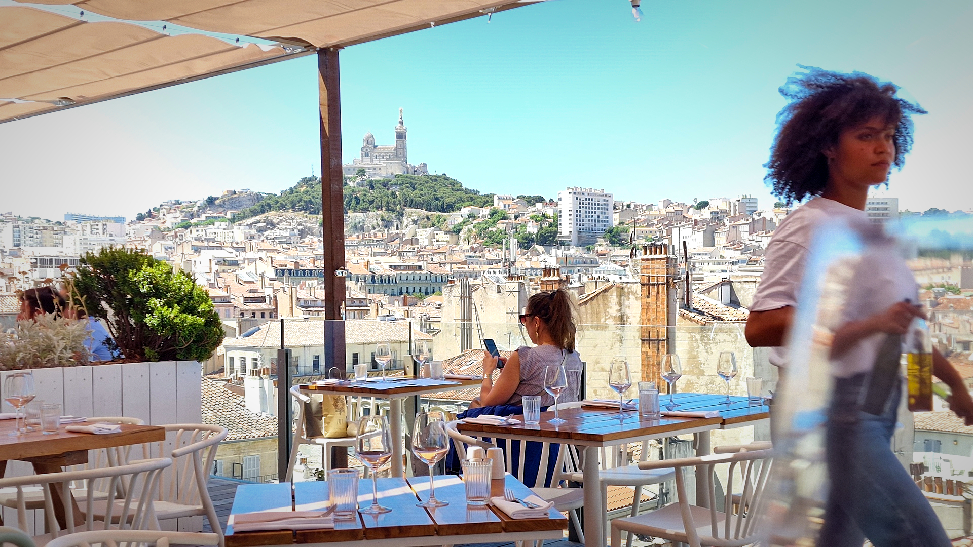 Le Ciel rooftop, édition 2026, c'est une carte ensoleillée et de caractère avec vue spectaculaire sur les toits de l'hyper-centre