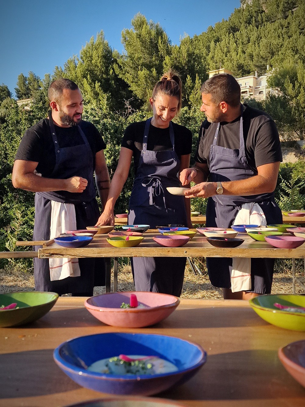 La saison des Dîners insolites 2026 est lancée. Le 2 juillet Rodolfo Mejia a cuisiné en live au Clos Ste-Magdeleine, face à la baie de Cassis