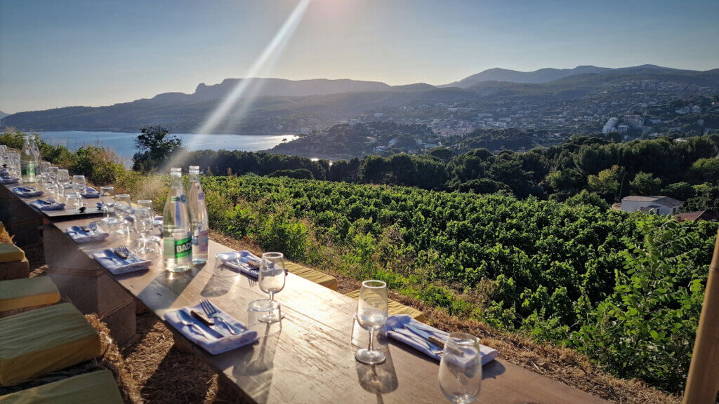 La saison des Dîners insolites 2026 est lancée. Le 2 juillet Rodolfo Mejia a cuisiné en live au Clos Ste-Magdeleine, face à la baie de Cassis