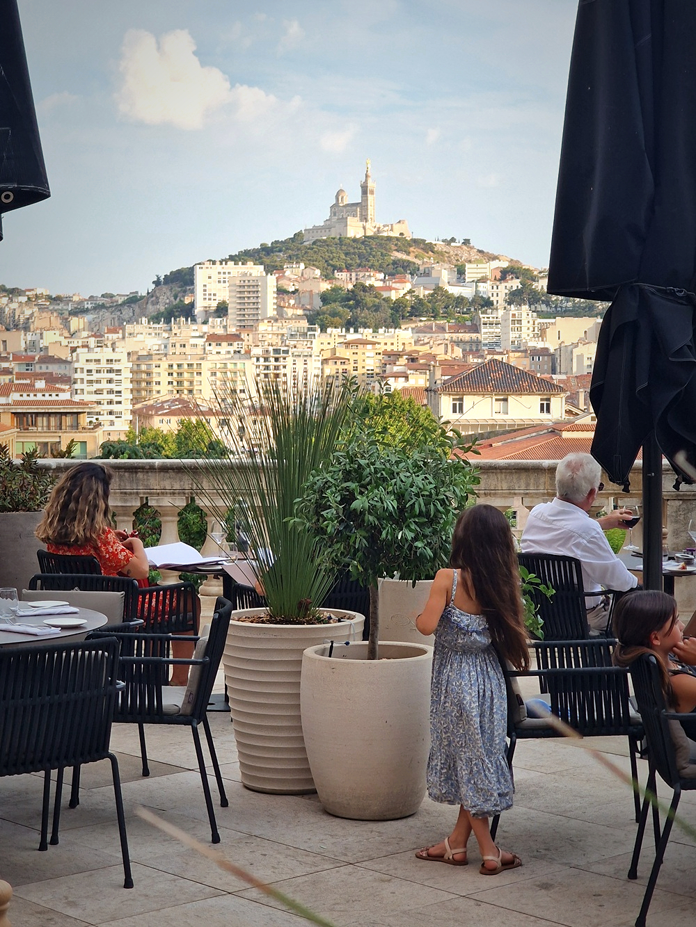 L’Intercontinental Marseille-Hôtel Dieu embrase l’été avec ses soirées barbecue : terrasse majestueuse et cuisine méditerranéenne au feu en vue !