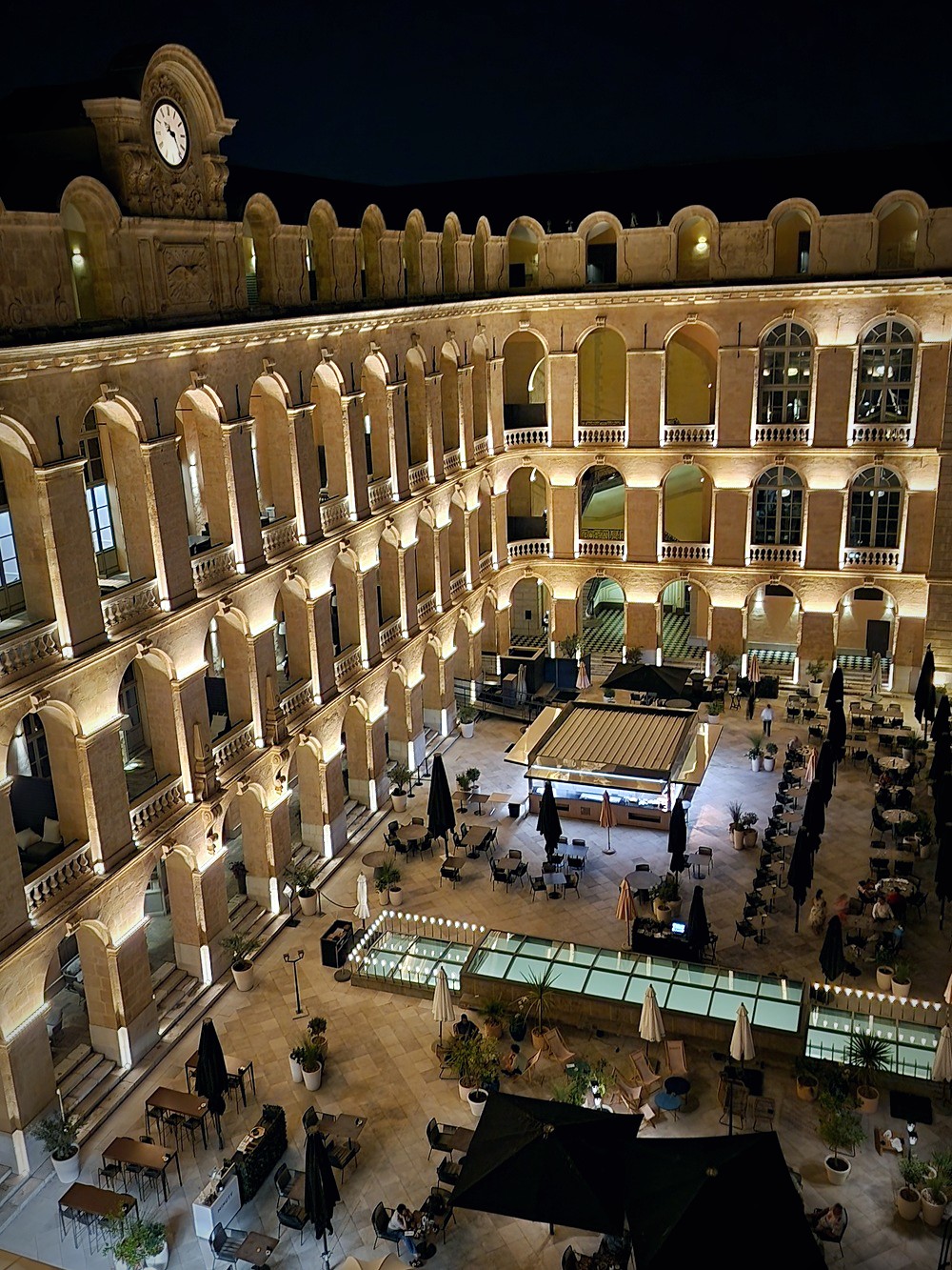 L’Intercontinental Marseille-Hôtel Dieu embrase l’été avec ses soirées barbecue : terrasse majestueuse et cuisine méditerranéenne au feu en vue !
