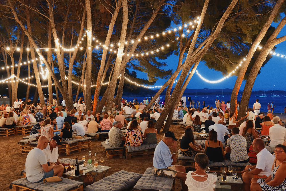 La grande fête des vignerons de la Londe, se déroule tous les ans, sur la plage de l’Argentière, à La Londe-les Maures