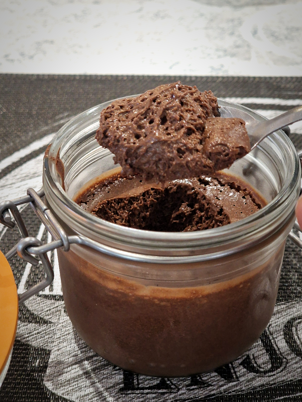 Au sein du port autonome, Marie et le bar des Messageries revendiquent une mousse au chocolat maison