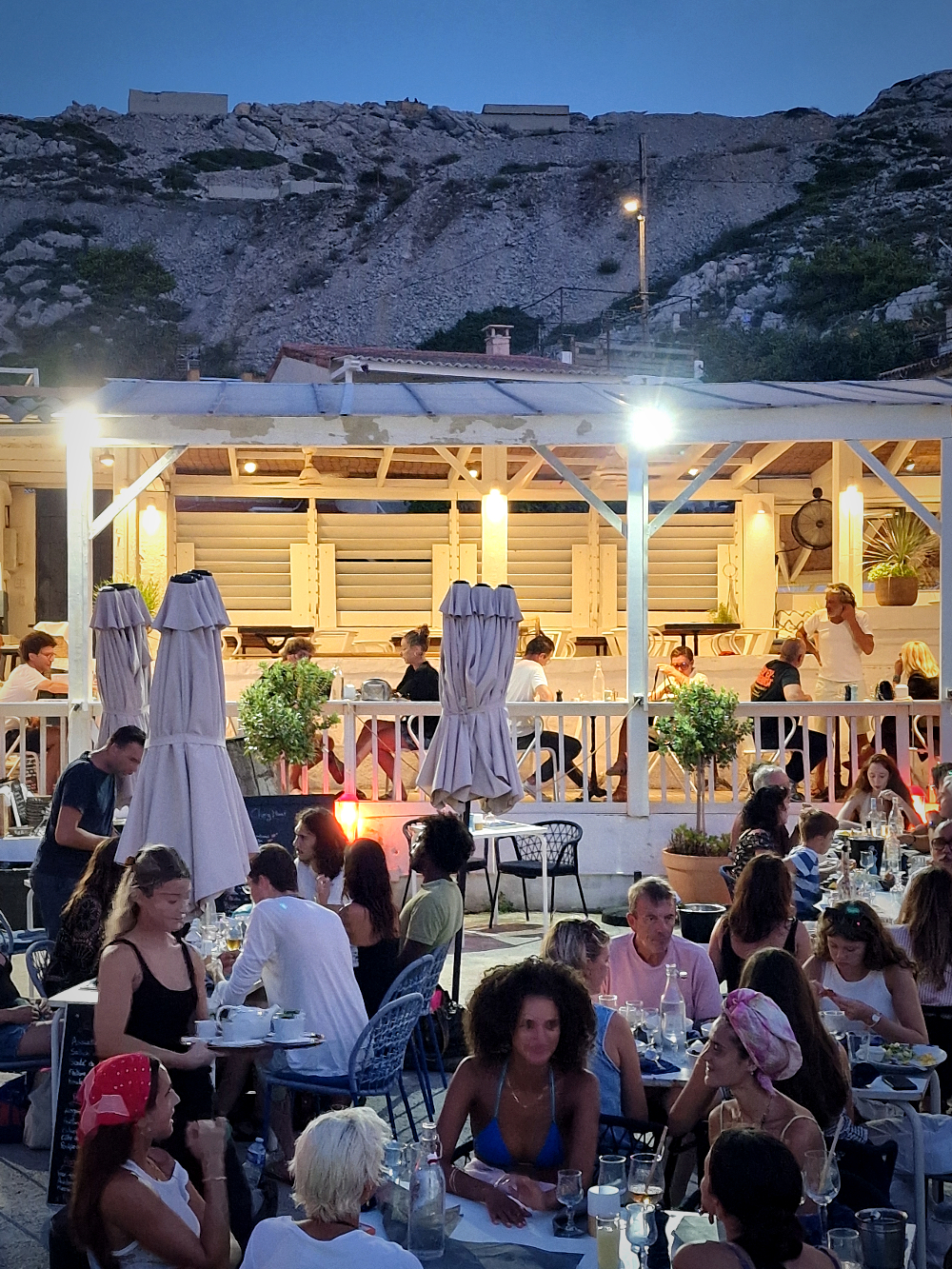 Chez Paul aux Goudes l'ardoise fait de la résistance : pizza, casserons, saint-pierre de palangre et profiteroles. Le goût marseillais intact