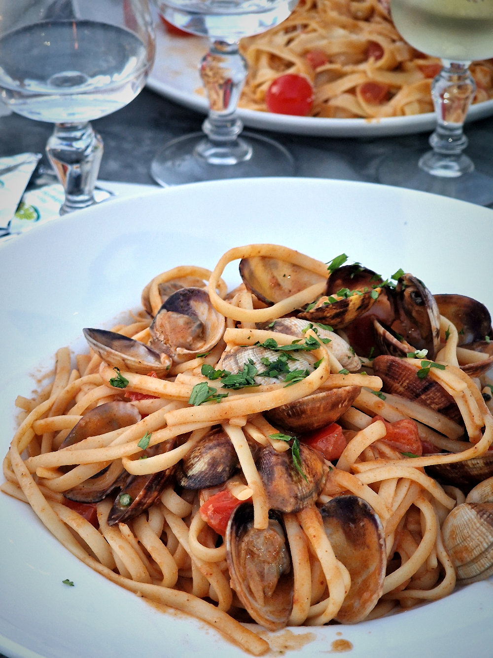 Chez Paul aux Goudes l'ardoise fait de la résistance : pizza et linguine aux palourdes