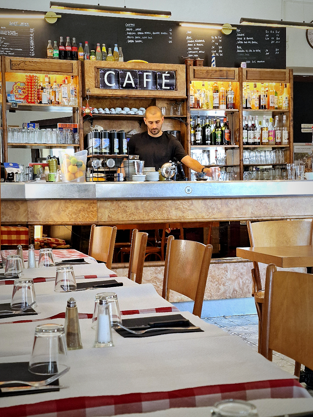 Le Comptoir Longchamp, face au palais, ce bar de quartier sert une cuisine fraîche et bien assise, loin des postures modeuses