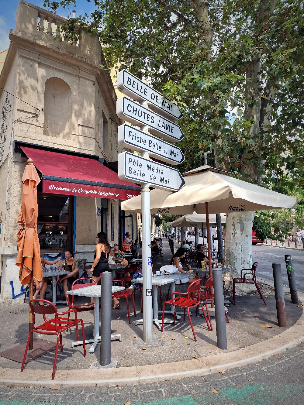 Le Comptoir Longchamp, face au palais, ce bar de quartier sert une cuisine fraîche et bien assise, loin des postures modeuses parisiennes
