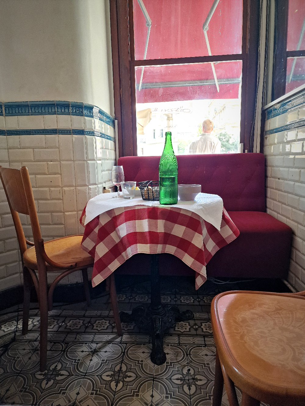 Le Comptoir Longchamp, face au palais éponyme, ce bar de quartier sert une cuisine fraîche et bistrotière