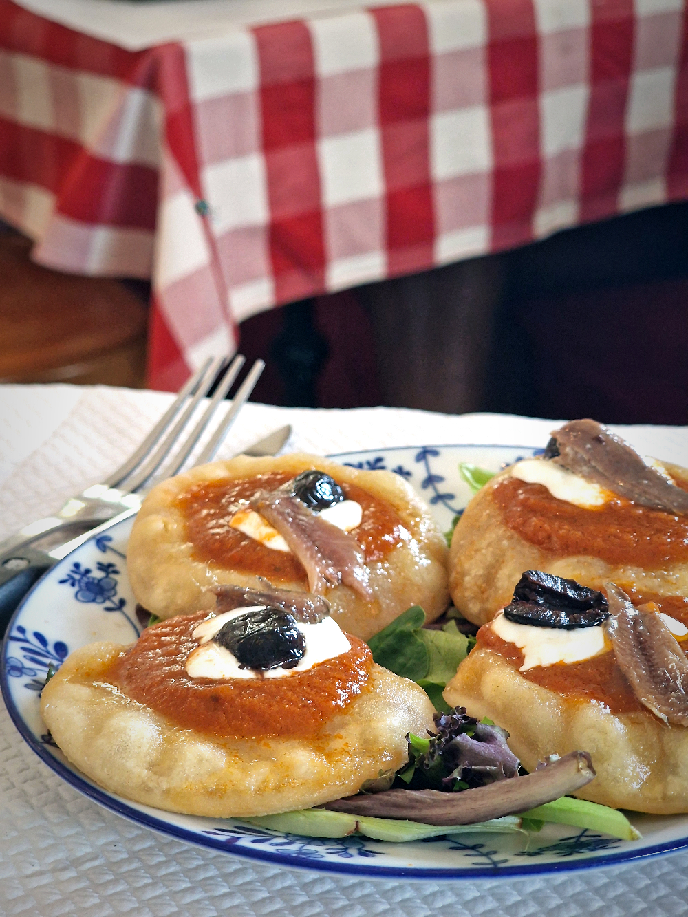 Le Comptoir Longchamp, face au palais, ce bar de quartier sert une cuisine fraîche et bien assise (pizzette à l'apéro)
