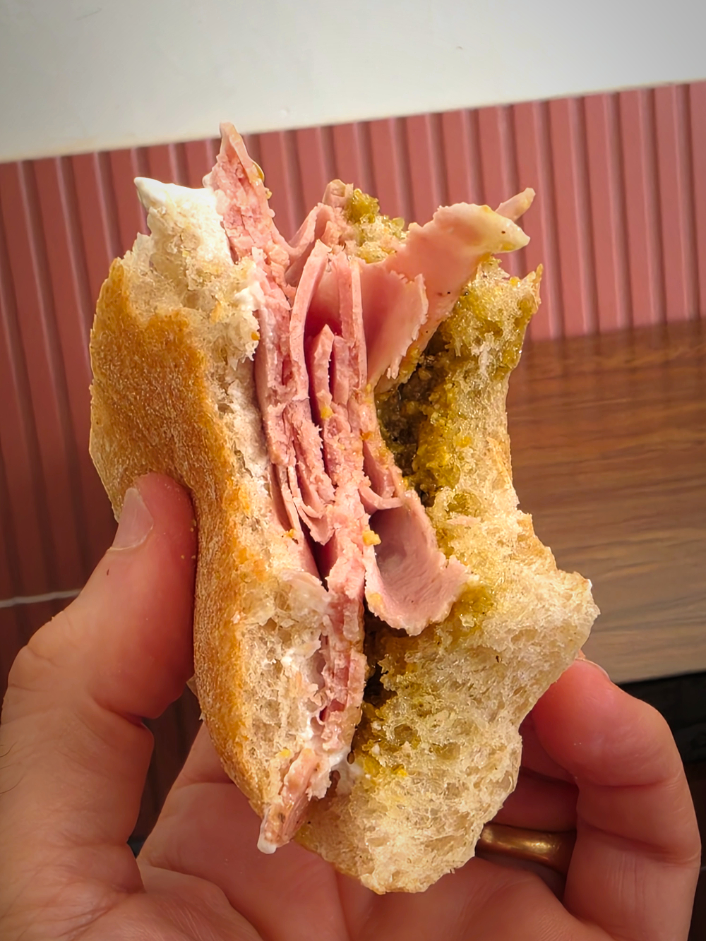 Sandwicherie baptisée du nom d’un teckel, Albert coche toutes les cases