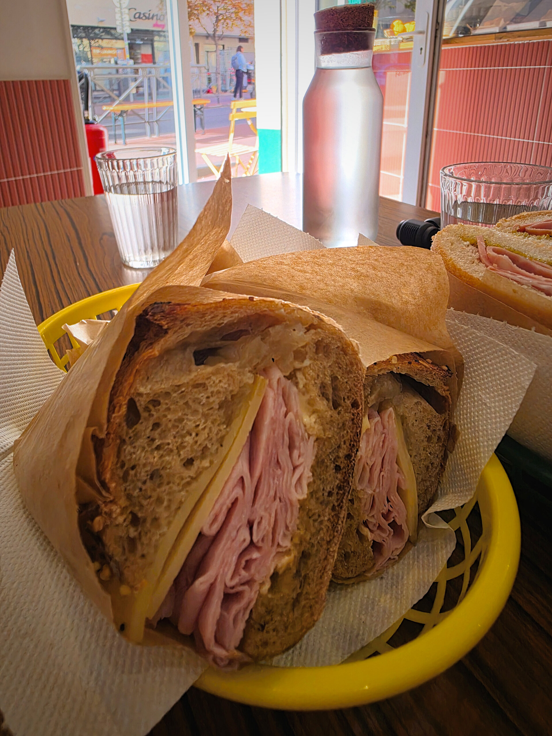 Sandwicherie baptisée du nom d’un teckel, Albert coche toutes les cases : produits frais, pains parfaits, sandwiches généreux