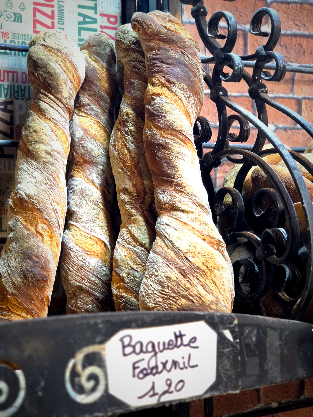 Inconnu des uns, star pour les autres : le Fournil d’Aubagne, rue d’Aubagne à Marseille, propose pains et pizzas de tradition marseillaise