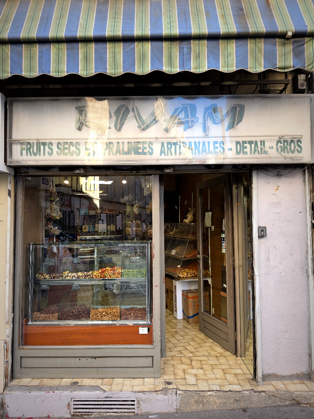 À Marseille, Rivam torréfie et vend fruits secs, noix et loukoums depuis 1982. Une échoppe discrète et familliale, prisée des initiés.