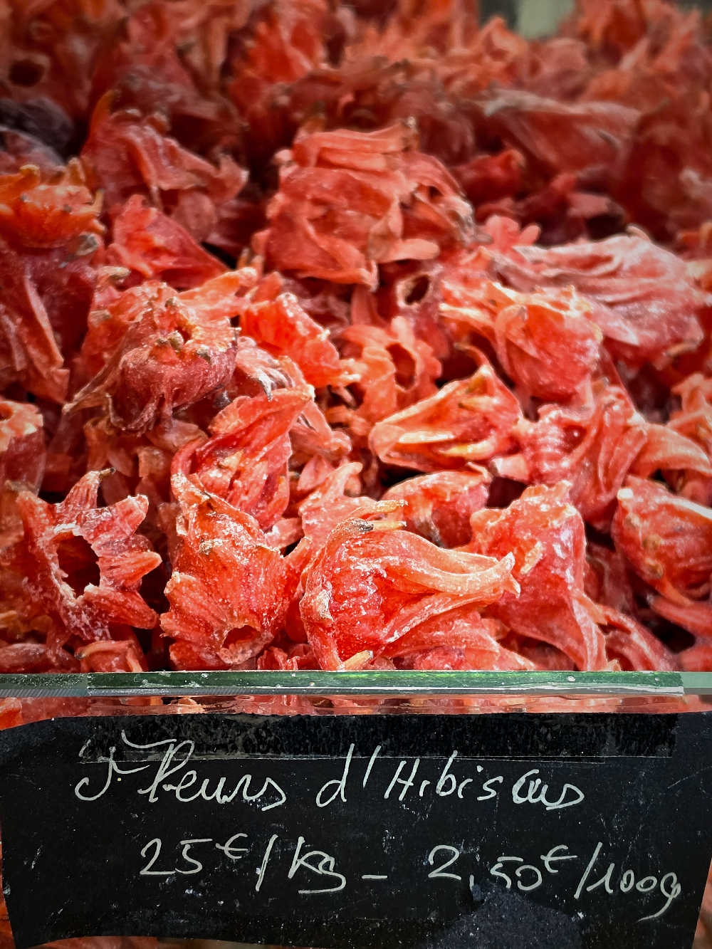 Les fleurs d'hibiscus vendues chez Rivam. Une échoppe discrète et familliale, prisée des initiés.