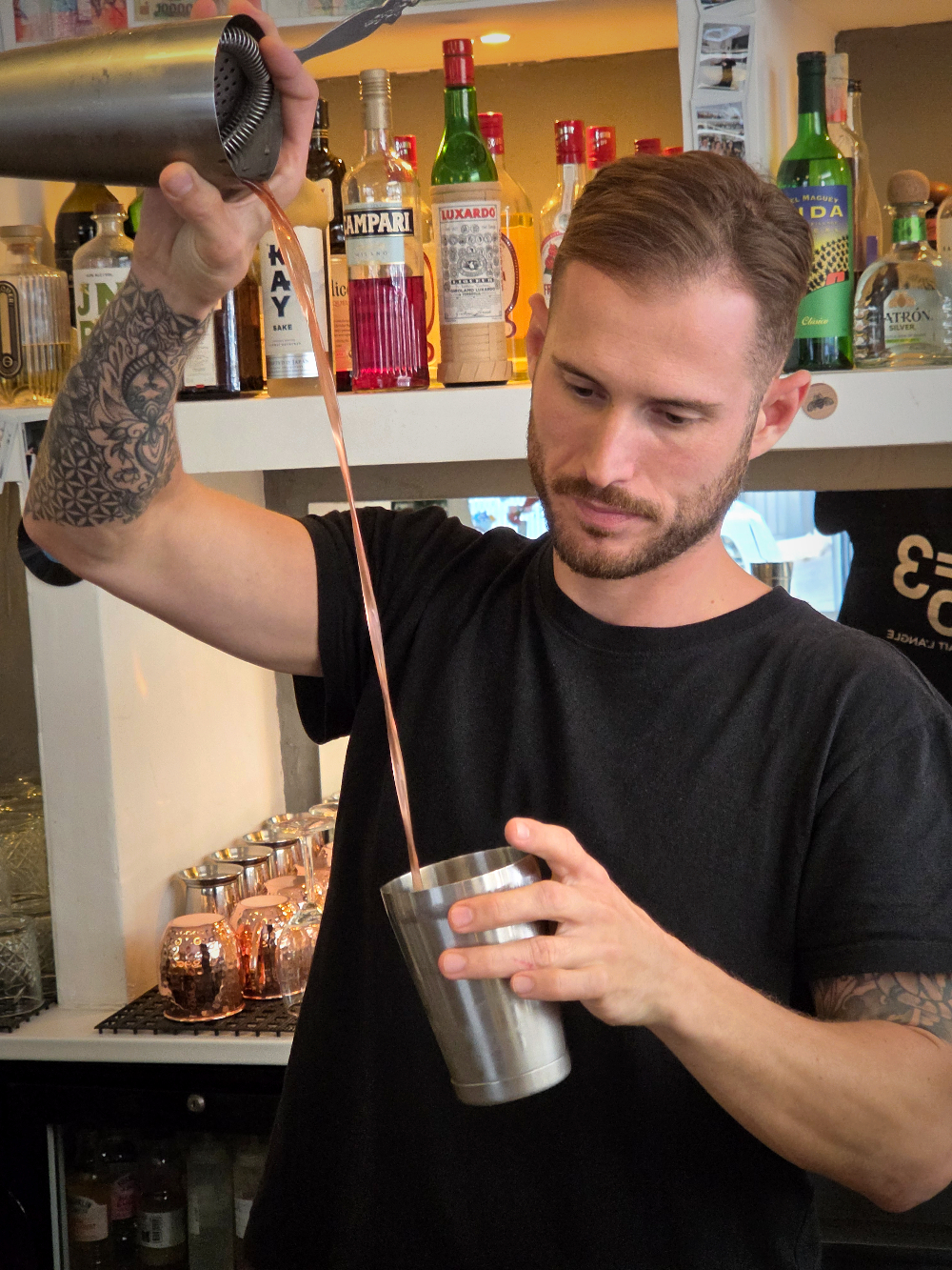 Le 18-53, « le bar qui fait l’angle », ce sont des cocktails de haut vol, des vins et assiettes à partager, avec Thomas Plouzeau au shaker